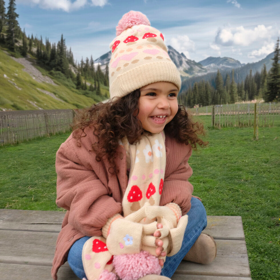 Mergaitė su Alpine Fairisle kepure lauke
