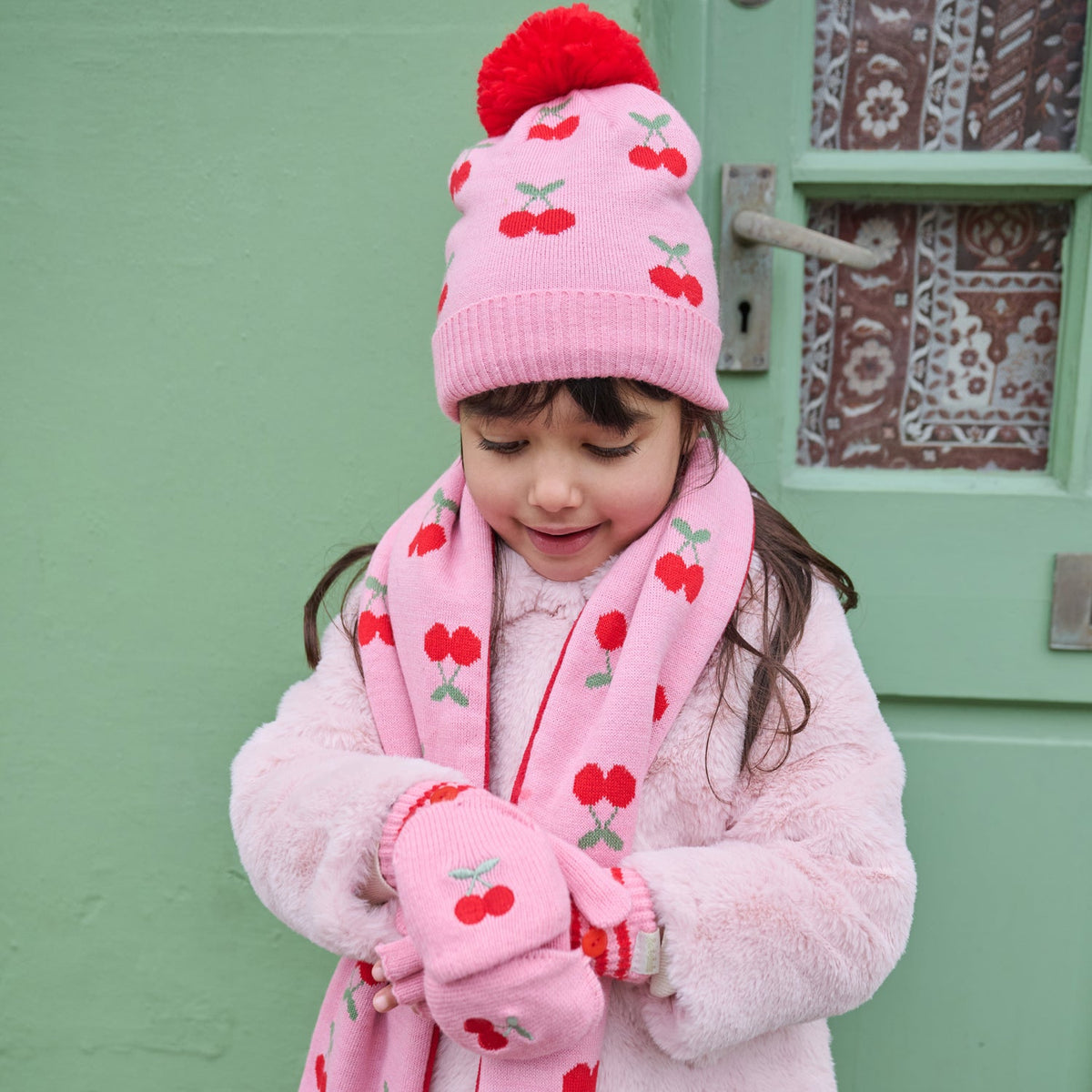 Cheerful Cherry kepurė iš arti