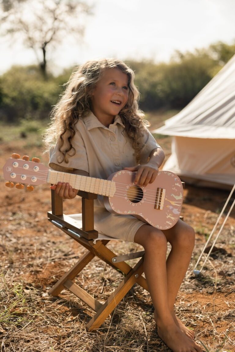 Medinė gitara Safari Friends rožinė